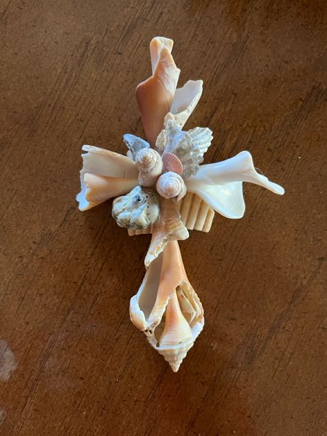 Shell Crosses Diy, Diy Seashell Ornaments, Diy Craft Gifts, Seashell Cross, Seashell Artwork, Seashell Art Diy, Shell Cross, Shell Sculpture, Coastal Ornament