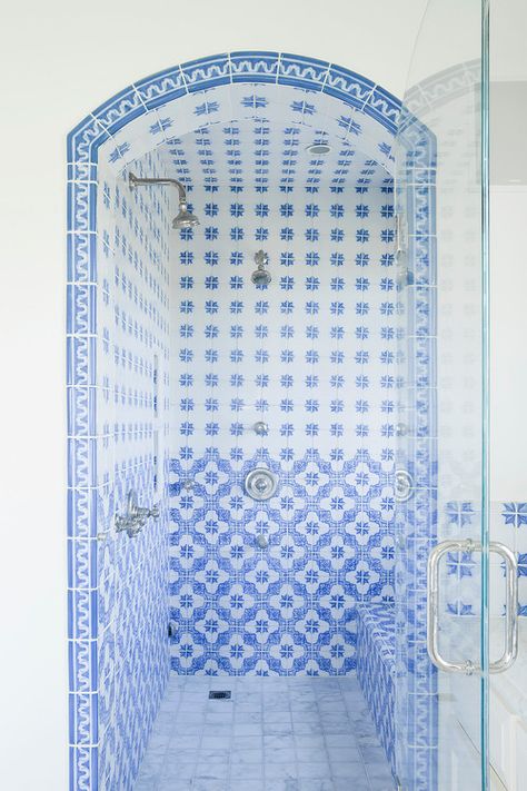 Kitchen Open Concept, Blue Shower Tile, Mediterranean Bathroom, Italian Bathroom, Dream Beach Houses, Shabby Chic Bathroom, Chic Bathrooms, Dream House Rooms, Mediterranean Home