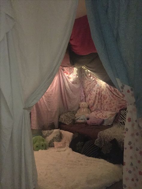 Blanket Fort Bed, How To Make A Fort Out Of Blankets, Sleepover Fort, Trampoline Sleepover, Fort Ideas, Sleepover Room, Zimmer Diy, Blanket Fort, Sleepover Ideas