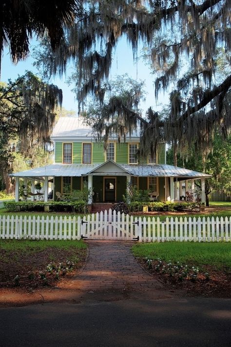 old florida homes with wrap around porch | Nice old house w/the porch Homes With Wrap Around Porches, Cracker House, Casa Country, Living Vintage, Florida Style, White Picket Fence, Southern Homes, One Story Homes, Old Farm Houses