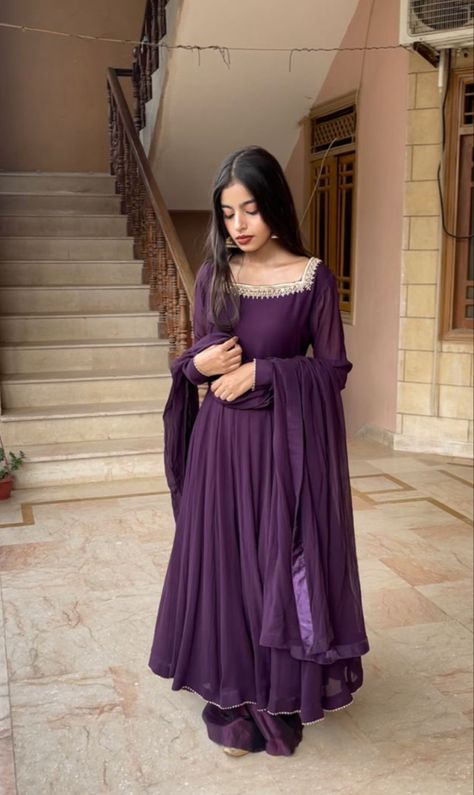 Purple Pakistani Dress, Purple Dress Outfit Party, Purple Dress Outfit, Purple Dress Outfits, Simple Frocks, Anarkali Dress Pattern, Chic Maxi Dresses, Outfit Party, Muslim Fashion Dress