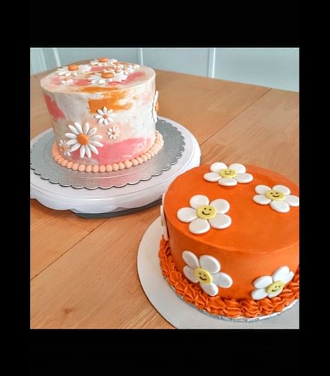 Fondant daisies with smiley faces on smash cake! Buttercream frosting Groovy Smiley Face Birthday Cake, Smiley Daisy Cake, Hippy Smash Cake, Two Groovy Smash Cake, Diy Groovy Cake, Retro Smash Cake, Groovy Smash Cake Ideas, Groovy One First Birthday Smash Cake, Groovy One First Birthday Cake Smash