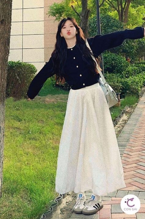 Korean Skirt Outfits Long, Minimalist Skirt Outfit, Korean Long Skirt Fashion, Korean Long Skirt Outfits, Outfit Ke Kampus, Long Skirt Outfits Korean, Taiwan Outfit, Mid Skirt Outfits, Korean Skirt Outfits