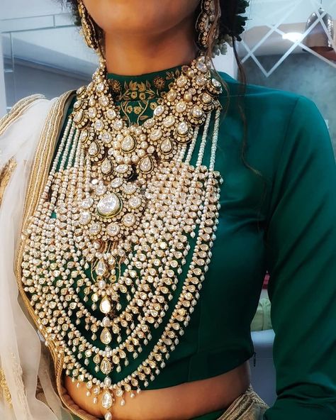 17 Stylish Ways Brides Can Wear Rani Haar Like a True Maharani | ShaadiSaga Bridal Necklace Designs, Indian Wedding Inspiration, Indian Bridal Jewelry Sets, Bridal Jewelry Collection, Bridal Fashion Jewelry, Indian Jewelry Sets, Neck Jewellery, Indian Wedding Jewelry, Bridal Jewellery Indian