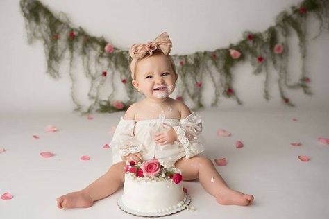 Cake Smash Birthday Photo Shoot, Cake Smash Photoshoot Ideas, 1st Birthday Photoshoot Outfit, 1yr Photoshoot Ideas, Girl Cake Smash Ideas, 1st Birthday Photo Shoot Ideas, First Birthday Pics, First Birthday Photo Shoot Ideas, Baby Girl Cake Smash