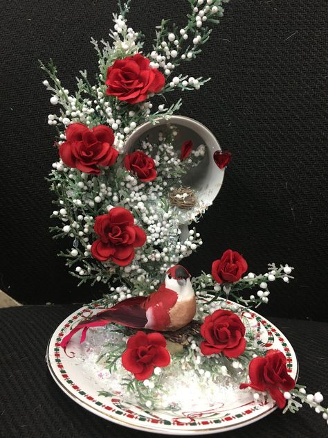 Roses are Red! Tea Cup Decorations, Tea Cups Diy, Tea Cup Centerpieces, Cup And Saucer Crafts, Floating Tea Cup, Floating Cups, Tea Cup Art, Teacup Gardens, Teacup Crafts