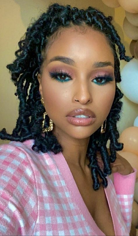 Neutral Makeup With Pop Of Color, Brown Eyes Colorful Makeup, Colorful Makeup Black Women, Colorful Eye Looks, Pop Of Color Makeup, Colorful Eyeshadow Looks, Style Dreadlocks, Black Dreadlocks, Spring Makeup Looks