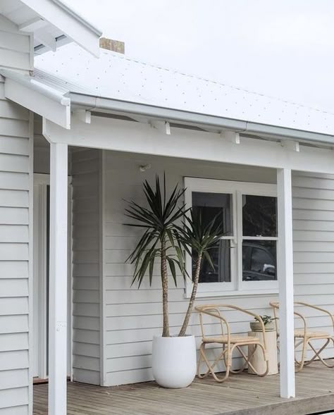 Weatherboard Beach House Exterior, Farmhouse Verandah Ideas, Coastal Weatherboard House, Weatherboard Verandah, White Weatherboard Exterior, Weatherboard House Renovation, Colourbond House Exterior, External House Colours, Hamptons House Facade