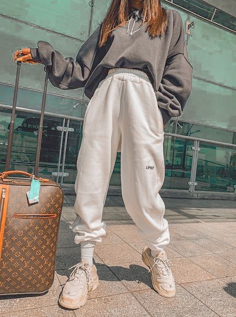 Edited in Lightroom☀️-Aesthetic Life Pakaian Hipster, Cute Sweatpants Outfit, Cute Sweatpants, Skater Girl Outfits, Ring Pop, Sweatpants Outfit, Cute Lazy Outfits, Lazy Outfits, Cute Comfy Outfits