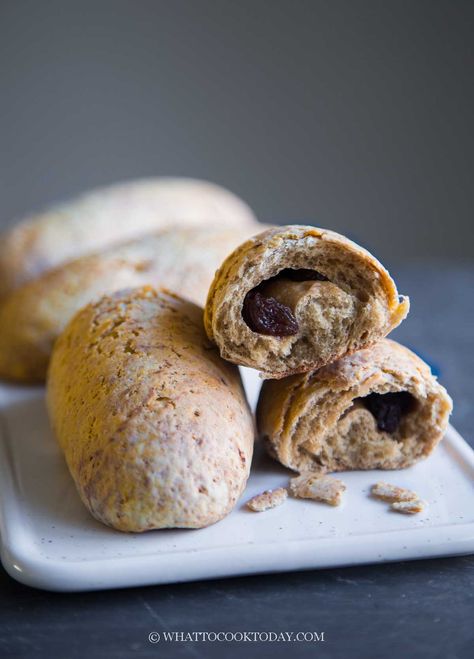 Soft and fluffy mocha-flavored bread crusted with mocha cookie crust and filled with raisins is the perfect bread to wake up to in the morning or to accompany your afternoon coffee or tea break. Mocha Bread, Mocha Cookies, Raisin Bread, Afternoon Coffee, Cookie Crust, Tea Break, Bakery Shop, Sweet Bread, Coffee Flavor