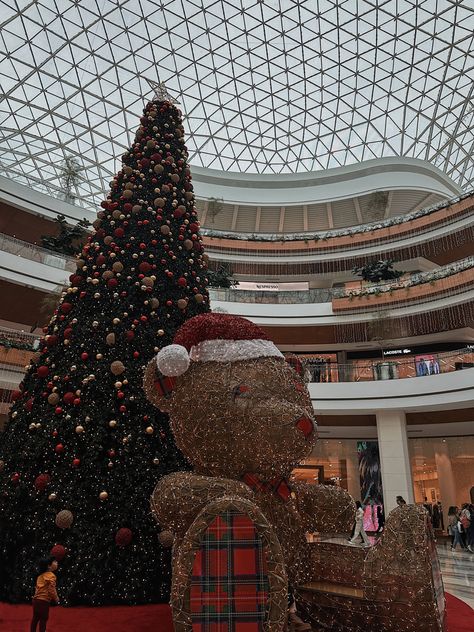 mall christmas decor, december aesthetic in the city, huge christmas tree | E N A Mall Christmas Decor, Huge Christmas Tree, Mall Christmas, December Aesthetic, Christmas Tree Wallpaper, Holiday Icon, At The Mall, Tree Wallpaper, Christmas Couple