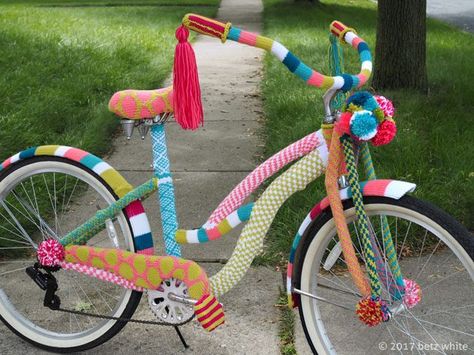 Yarn bombed bike Burning Man Bike, Upcycled Bike, Bike Decorations, Paint Bike, Bicycle Diy, Crochet Garden, Bicycle Painting, Crochet Mandala Pattern, I Want To Ride My Bicycle