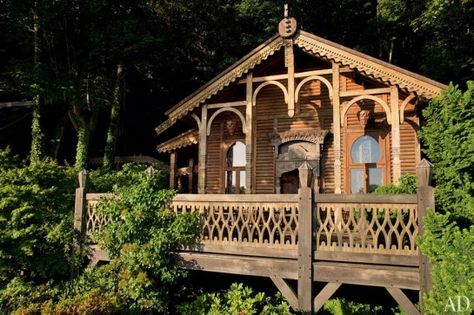 slide Russian House, Carved Bench, Hut House, Pine Beds, Russian Style, Green Curtains, Normandy France, Lou Lou, Open Spaces