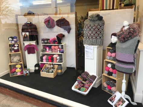 Craft Market Display, Shop Displays, Shop Inspiration, Store Layout, Shop Windows, Yarn Skein, Market Displays, All Pink, Window Dressings