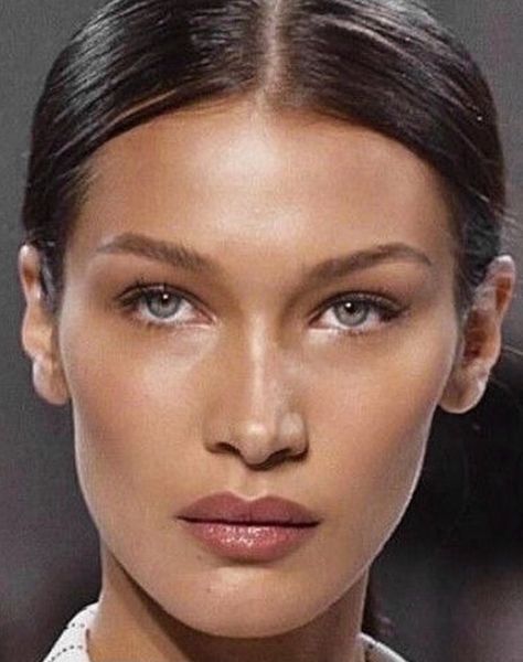 Bella Hadid Makeup, 90s Makeup, Minimal Makeup, Irina Shayk, Natalie Portman, Jessica Alba, Clean Girl, Glam Makeup, Everyday Makeup