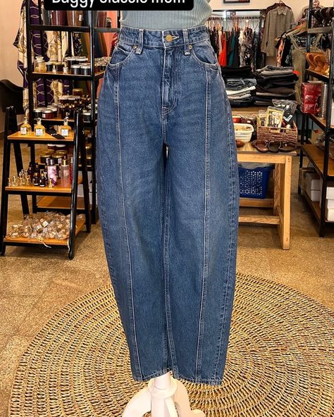 Parallel seem Classic carrot shaped mom jeans✨ Brand:Lee x H&M Size:uk8(waist 26 length 40nhalf) Price:13000 Jeans Brands, Mom Jeans