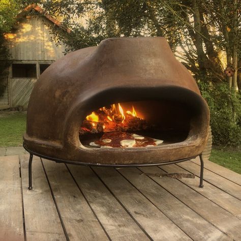 special Mexican clay mix isolates the heat very well. Pizza In Oven, Woodfire Oven, Wood Oven Pizza, Pizza Oven Outdoor Diy, Barbecue Pizza, Backyard Pizza Oven, Pizza Life, Cookout Party, Mexican Pizza