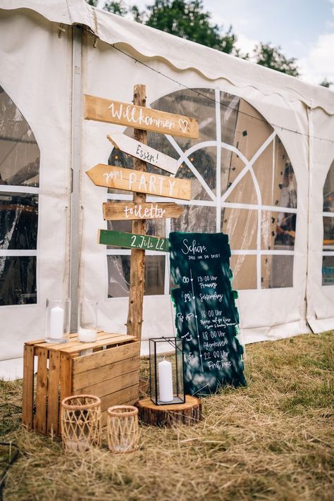 Wooden Welcome Sign Wedding, Garden Welcome Sign, Diy Welcome Sign Wedding, Farmer Wedding, Diy Garden Party, Wood Signage, Wedding Ceremony Signs, Wooden Wedding Signs, Wooden Welcome Signs