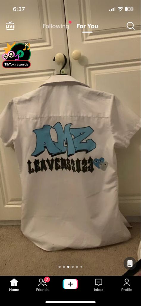 Leavers Shirt Designs Graffiti, Boys Leavers Shirts, Leavers Shirt Designs Boys, Graffiti Leavers Shirt, Leaves Shirt Design School, Leavers Tops Designs, Yr 11 Leavers Shirt Ideas, Leavers Shirt Designs 2024, Leavers Shirts 2024