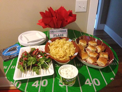 fantasy football draft party ideas Football Draft Party Food, Nfl Food Ideas, Fantasy Football Draft Party Food, Country Appetizers, Fantasy Draft Party, Nfl Food, Fantasy Football Party, Football Party Snacks, Football Draft Party