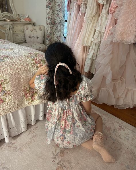 girls room 🎀🧸🩰🪡 wearing the picnic blanket sleepover set by @selkie code "isabella" to save!! room is @maddieshortcake's 🫶🏻 #selkiepartner #shabbychic #coquette #cottagecore #shabbychicdecor #princesscore shabby chic, coquette aesthetic, cottagecore style, vintage vibes, laura ashley, princess aesthetic, nyc influencer content creator, pink aesthetic Shabby Chic Cottagecore, Vintage Girly Aesthetic, Classy Cottagecore, Nyc Influencer, Shabby Chic Fashion, Cottagecore Baby, 2025 Aesthetic, Chic Coquette, Fabric Aesthetic