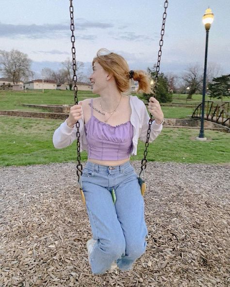 Girl on a swing in a park looking to the side laughing 1 Person Photoshoot Poses, One Person Poses Photography, Swinging Reference, Carissa Aesthetic, Park Photoshoot Ideas Instagram, Swing Photoshoot Ideas, Swinging Pose, Playground Shoot, Swing Poses