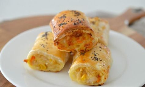 These freezer-friendly chicken, cheese and corn sausage rolls will make a great addition to your next birthday party table and are also a delicious snack the entire family will enjoy. Chicken Sausage Rolls, Sausage Pie, Chicken Mince, Sausage Rolls Recipe, Pie Maker, Chicken Recipes Video, Pies Maker, Pasta Primavera, Cheese Sausage