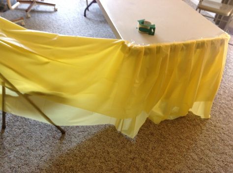 DIY ruffle table skirt with cheap .97 plastic table cloths tutorial Diy Table Skirts, Diy Ruffle, Mickey Mouse Clubhouse Party, Skirt Diy, Make A Table, Plastic Table Covers, Plastic Table, Baby Shower Table, Diy Birthday Decorations