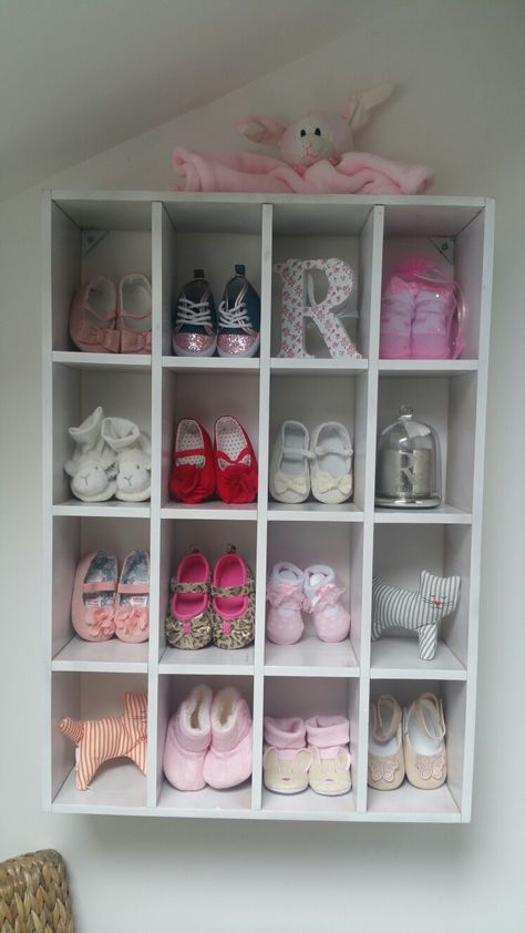 Baby Shoe Organization, Baby Cupboard, Ladder Diy, Ladder Shelf Diy, Baby Routine, Baby Shoes Diy, Baby Room Organization, Diy Shoe Rack