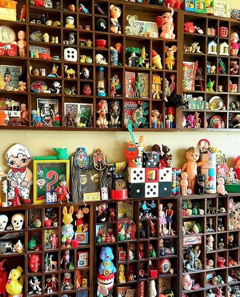 Displaying Small Collectables, Vintage Toy Aesthetic, How To Display Small Collectibles, Vintage Toy Display Ideas, Tchotchkes Display Ideas, Vintage Toy Room, Display Collections Ideas, Collectible Display Ideas, Collections Of Objects Display