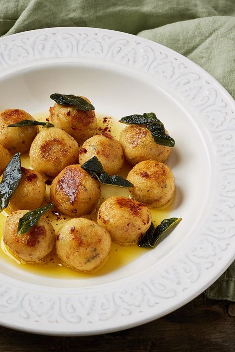 Serve up something a bit different with our Saint Agur gnudi recipe. The salty blue cheese pairs beautifully with the earthy, crispy sage and the pillowy texture is out of this world! These plump dumplings make a great starter for a dinner party and are prepared a day in advance, which takes the stress out of the evening. Italian Dumplings, Gnudi Recipe, Veg Crispy, Sage Butter Sauce, Dinner Party Dishes, Sage Butter, Ricotta Recipes, Cheese Pairings, Roast Chicken Recipes