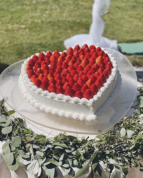 Wedding Cakes Strawberries, Wedding Cake Strawberries, Heart Strawberry Cake, Wedding Cake Strawberry, Strawberry Heart Cake, Strawberry Wedding Cake, Strawberry Wedding Cakes, Wedding Strawberries, Heart Wedding Cakes