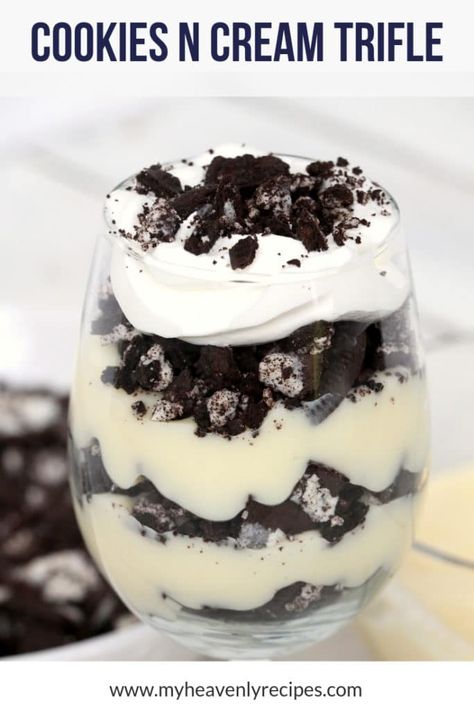 Dessert Cup Ideas Simple, Christmas Mini Triffles, Mini Trifle Cups, Recipe With Oreos, Oreo Cups, Easy Trifle Recipe, Mini Trifle Desserts, Trifle Cups, Mini Trifles