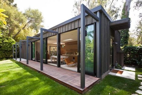 27 Ideas for Shipping Container Homes: Creatively Cozy Homes Santa Monica Houses, Scandinavian Exterior, Scandinavian Exterior Design, Shipping Container Home Designs, Shipping Container House Plans, Backyard Studio, Cheap Houses, Container House Plans, Casa Container