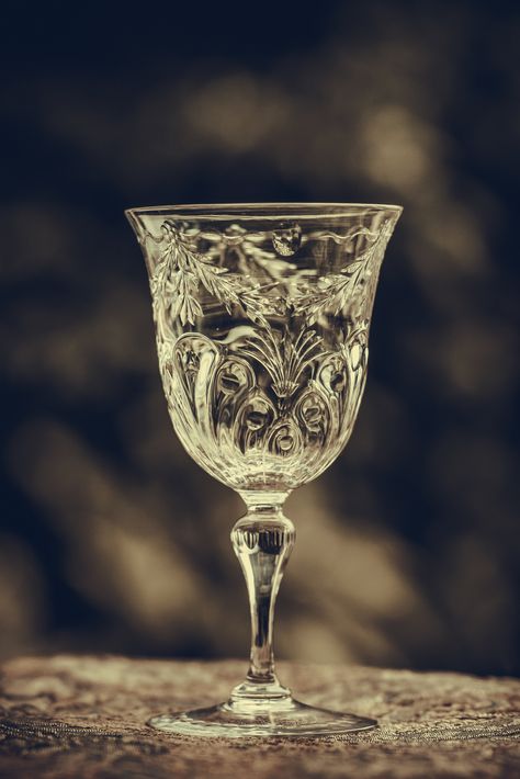 Crystal Glass Aesthetic, Milkshake Glasses, Cocktail Glassware, Art Of Glass, Water Goblets, The Secret History, Flatware Set, Glass Etching, Rock Crystal