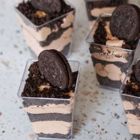 No Bake Oreo Dessert Cups - Single Serve Oreo Desserts, Dessert Cake Cups Ideas, Mini Chocolate Dessert Cups, Dirt Cake Shooters, Quick And Easy Party Desserts, Diy Dessert Cups, Mini Dirt Cups, Oreo Mousse Cups, Oreo Mousse Recipes