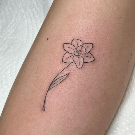 daffodil from my flash ݁˖ ❀ ⋆｡˚ Using… @magicmoon_tattoo_supply @cheyenne_tattooequipment @dermalizepro @dynamiccolor Based at @outpost_tattoo 🫧 #finelinetattoo #tattooapprentice #smalltattoo #southamptontattoo 2 Daffodils Tattoo, Dainty Daffodil Tattoo Design, Daffodil Line Tattoo, Single Line Daffodil Tattoo, Daffodil Line Art Tattoo, Fine Line Daffodil, Linework Daffodil Tattoo, Flower Flash Tattoo, Daphodil Tattoo