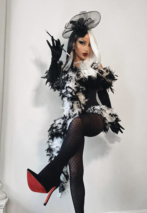 Cruella Deville Halloween, Cruella Deville Costume, Disney Villain Costumes, Amber Scholl, Cruella Costume, Looks Hippie, Halloween Villain, Halloween Costume Ideas For Duos, Halloween Costume Ideas Solo