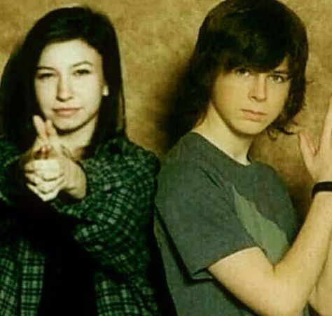 Even tho I don't like Enid, Carl is still cute in this picture. Carl E Enid, Carl And Enid, Glenn Y Maggie, Brazil Instagram, Carl The Walking Dead, Grimace Shake, The Walkind Dead, Katelyn Nacon, Twd Memes