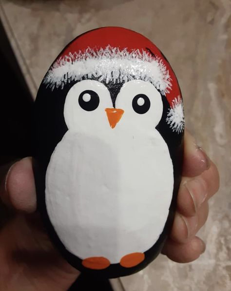 Penguin Rock Painting Ideas, Christmas Pebble Painting, Penguin Rock Painting, Penguin Rock, Christmas Ornaments Homemade Kids, Resin Landscape, Small Penguin, Christmas Painting Ideas, Christmas Pebble Art