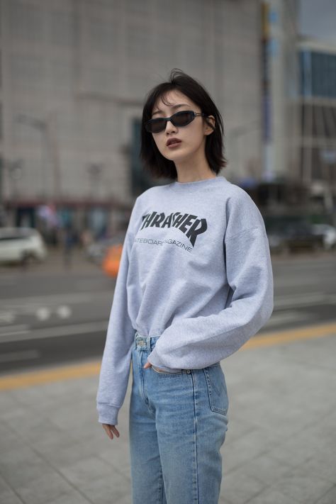 Go for a '90s vibe with a gray crewneck sweatshirt and light-wash jeans. Sweatshirt Turtleneck Outfit, Grey Crewneck Sweatshirt Outfit, Cute Hoodie Outfits, Gray Sweatshirt Outfit, Cute Hoodie Outfit, Crewneck Sweatshirt Outfit, Sasha Lane, Womens Essentials, Crewneck Outfit