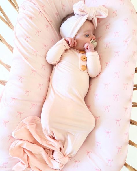 Stretchy and cozy bamboo newborn gowns make the perfect first outfit for your baby. With an easy tie at the bottom, diaper changes will be a breeze! 🤍 #newborn #newborngown #gown #babygown #gownwithtie #gownwithbuttons #gownwithmatchinghat #babygirlgown #babyboygown #newbabyclothes #babygirlclothes #babyboyclothes #babyclothes #cominghomeoutfit #takehomeoutfit #babyannouncementoutfit #bellaberry #bellaberrydesigns Baby Boy Gowns, Hand Mittens, Newborn Gown, Girls Coming Home Outfit, Take Home Outfit, Matching Hat, Baby Gown, Hospital Bag