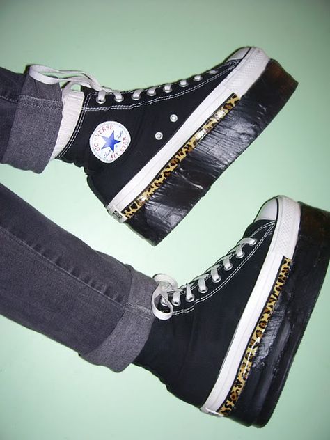 http://anniespandex.com/diy/how-to-make-platform-shoes/ --- Just came across this chick's site & she's got awesome DIY steez... great idea to make your own platform Chuck's! #AwwwMiddleschoolMemories #LoveThatPlatformChucksAreBack Diy Platform Shoes, Diy Goth Clothes, Diy Converse, Converse Platforms, Boots Diy, Platform Chucks, Worn Converse, Platform Creepers, Converse Platform