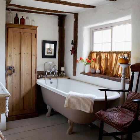 Vintage country bathroom with exposed wooden beams, white roll-top bath and white wooden floor Country Style Bathrooms, Country Bathroom Decor, Tudor Cottage, Primitive Bathrooms, French Country Bathroom, Rustic Bathroom Designs, Roll Top Bath, Cottage Bathroom, Bad Inspiration