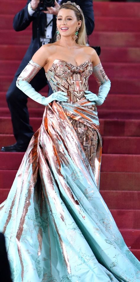 Blake's reversable gown was a tribute to the Statue of Liberty. Blake Lively Dress, Meet Gala, Blake Lively Met Gala, Met Gala Dresses, Carla Bruni, Anna Wintour, Costume Institute, Gala Dresses, Big Fashion