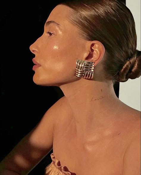 Big Earrings Outfit, Hailey Rhode Baldwin, Big Nose Beauty, Hailey Rhode, Earrings Outfit, Beauty Bay, Hailey Baldwin, Big Earrings, Hailey Bieber