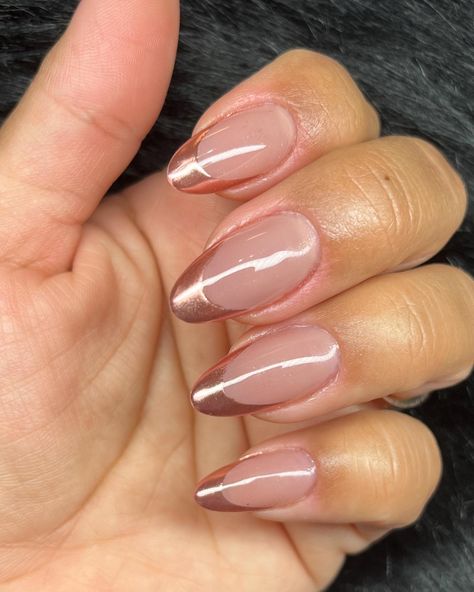 100 Beautiful Rose Gold Nails That Will Make You Feel Feminine Rose Gold Nails Ideas, Rose Gold Chrome French Tip Nails, Rose Gold Tips Nails, Rose And Gold Nails, Nude Rose Gold Nails, Rose Gold French Nails, Rose Gold Chrome Nails Designs, Chrome French Tip Nails Almond, Rose Gold French Tip Nails