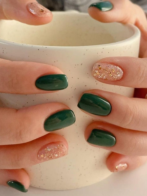 Korean winter nails: green and gold glitter Winter Nails Green Gold, Fall Season Nails Green, St Patricks Day Nails Gel Short, Green Manicure Short Nails, Christmas Nails Multi Color, Festive Green Nails, Holiday Nails Green And Gold, Fun Nails Winter, Nail Emerald Green