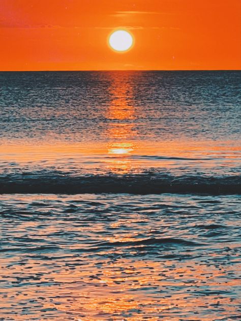 Sunset | film | ocean | orange | vintage | dusk | aesthetic Orange Ocean Aesthetic, Deep Orange Aesthetic, Blue Orange Sunset, Blue And Orange Aesthetic, Dusk Aesthetic, Orange Widget, Tropical Room, Friend Aesthetic, Sunset Party