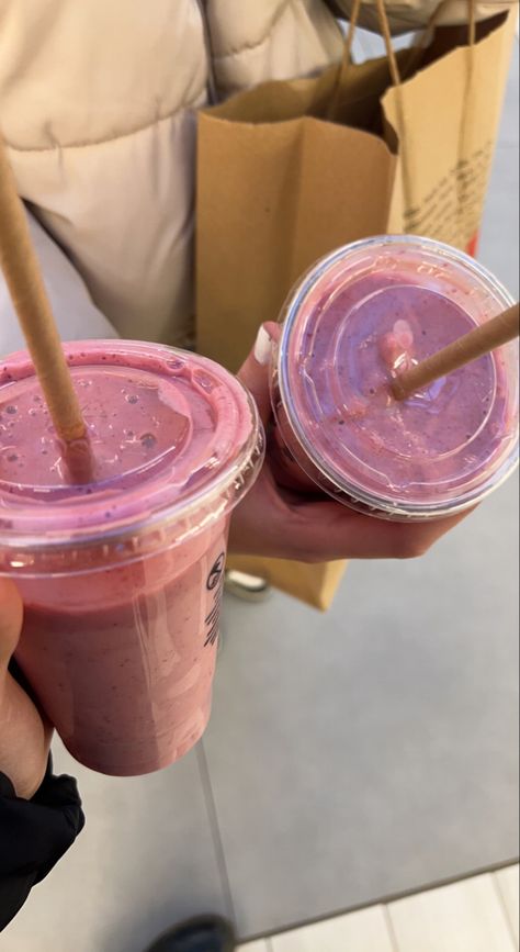 #pink #smoothie #delicious #girltime Smoothie Asthetic Picture, Pink Smoothie Aesthetic, Naked Smoothie, Smoothies Aesthetic, Wellness Cafe, Smoothie Aesthetic, Aesthetic Wellness, Pink Smoothie, Obx Dr